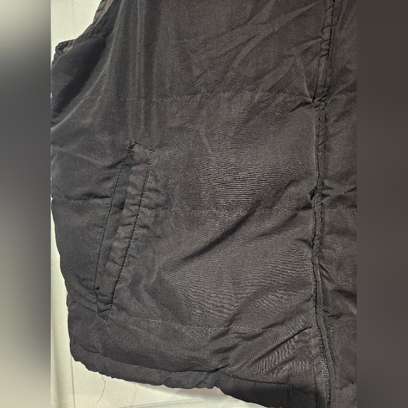 St. John's Bay Men's Quilted Vest. Size Large. - Picture 8 of 8